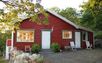 Insynsskyddat sommarhus med härlig havsutsikt