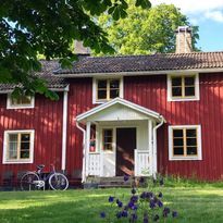 Mitt i naturen, modernt boende i hus från 1700-tal