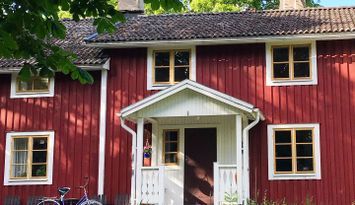 Mitt i naturen, modernt boende i hus från 1700-tal