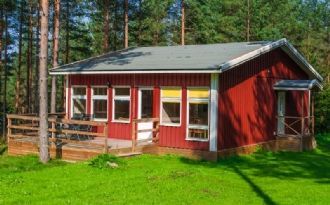 Stuga vid sjön Narven med vedeldat utomhusbad