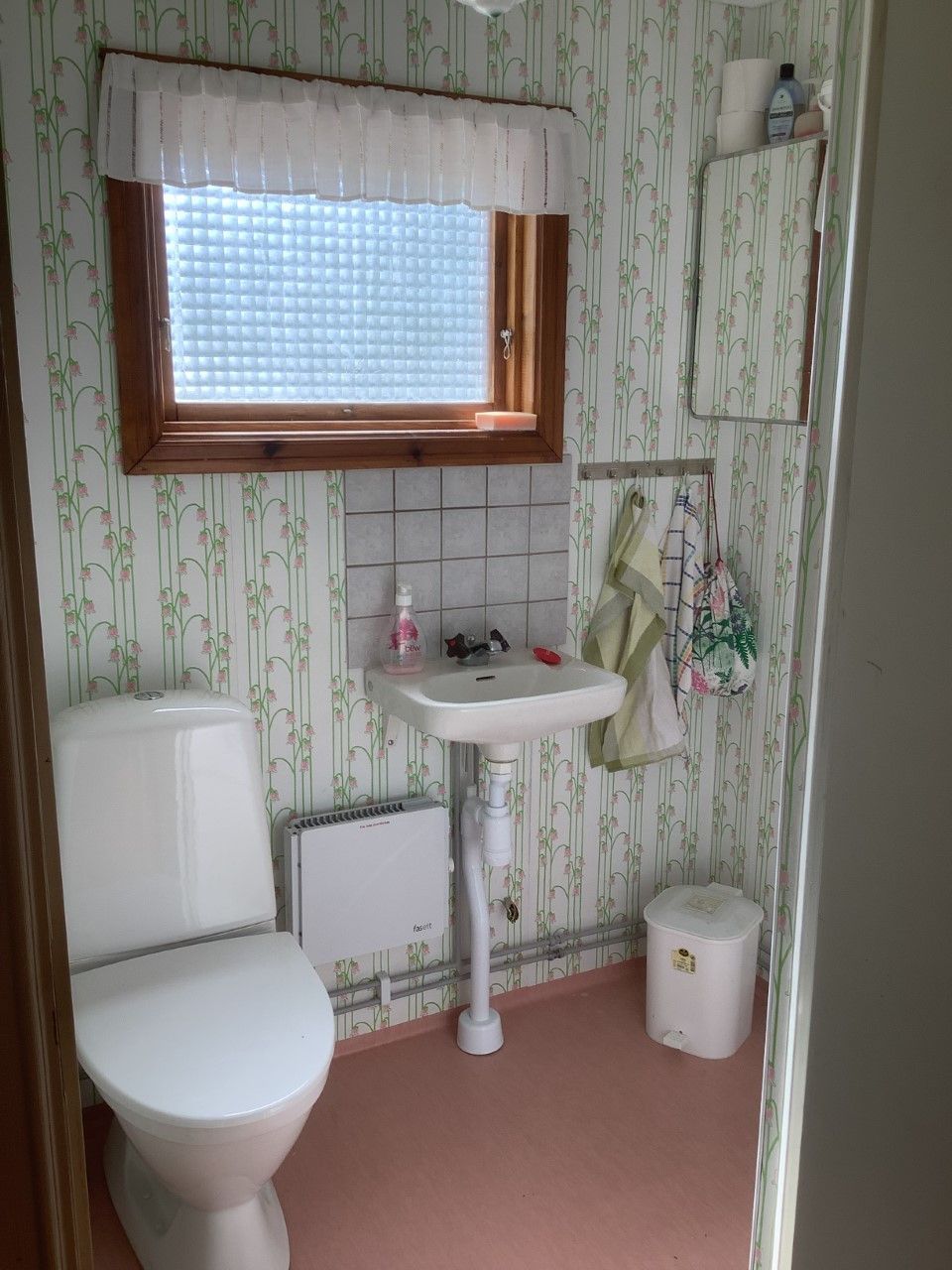 Stuga på östra gräsö med sjöutsikt – bild 8 av 8
