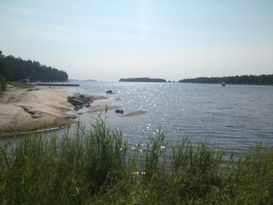 Rymligt skärgådshus med panorama utsikt över havet