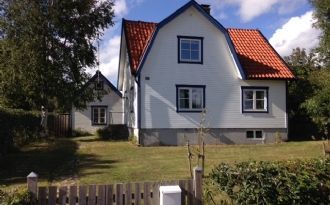 Charmigt hus nära hav