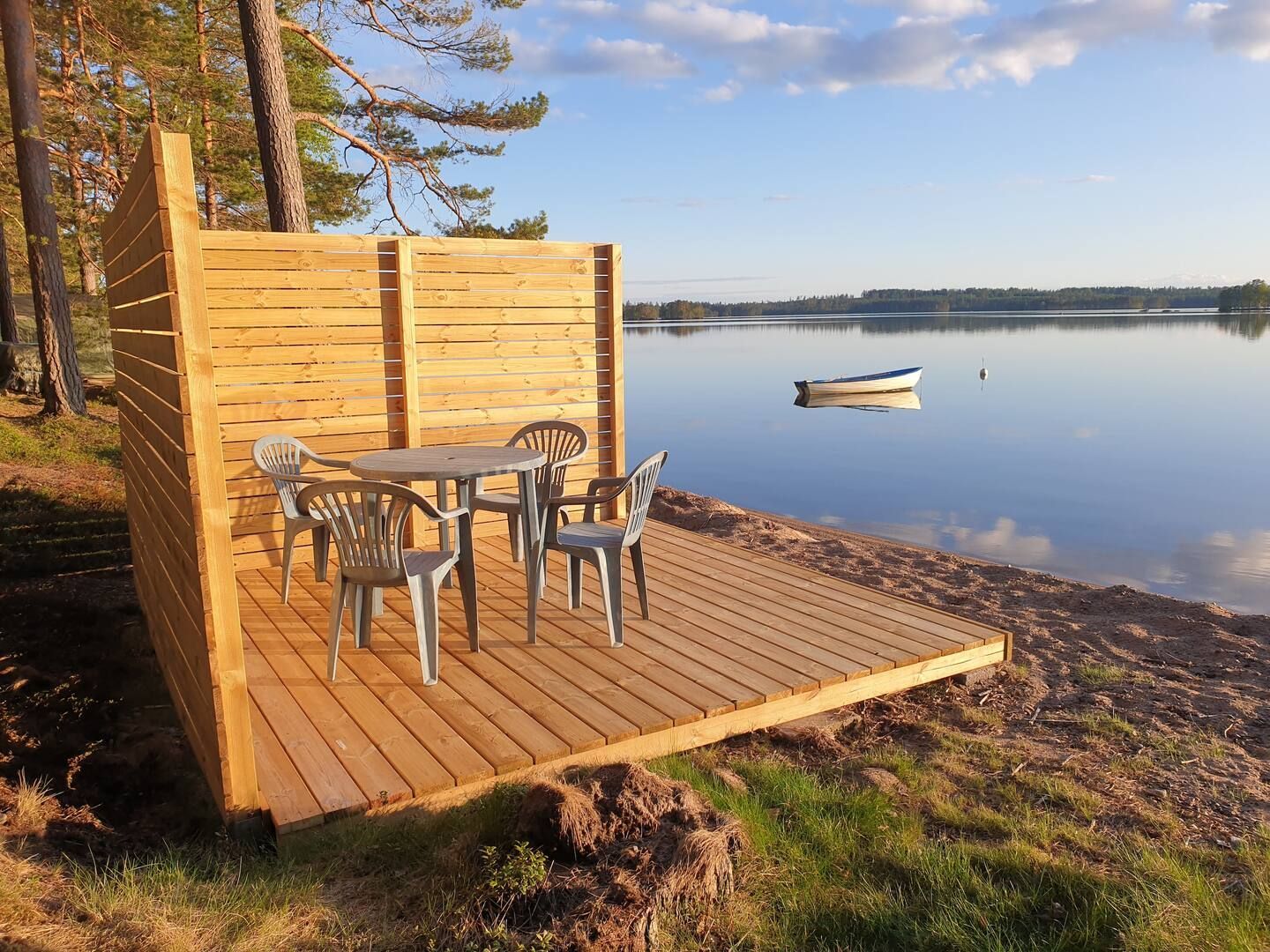 Sommarstuga på sjötomt – bild 2 av 15