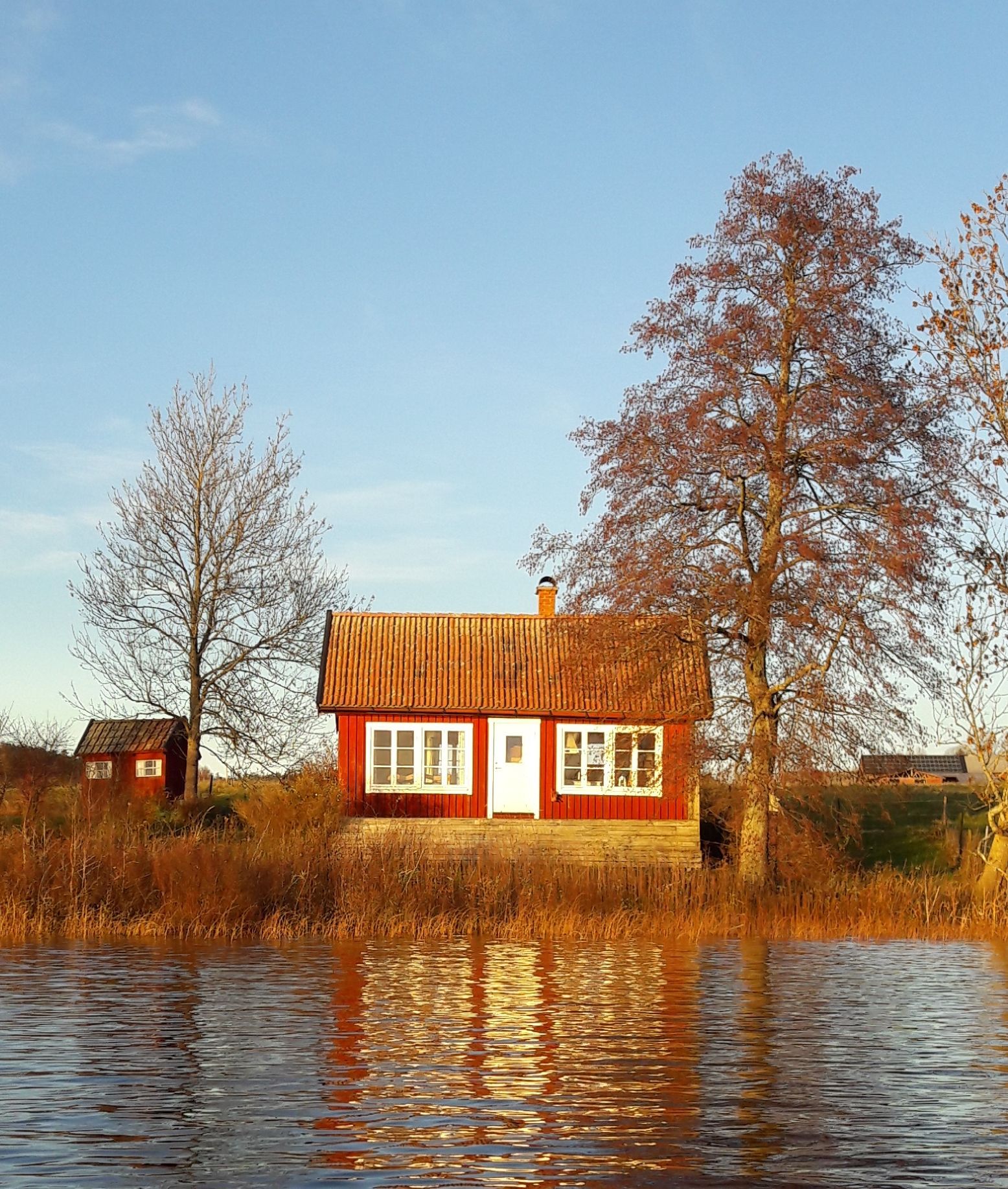 Stuga vid sjö