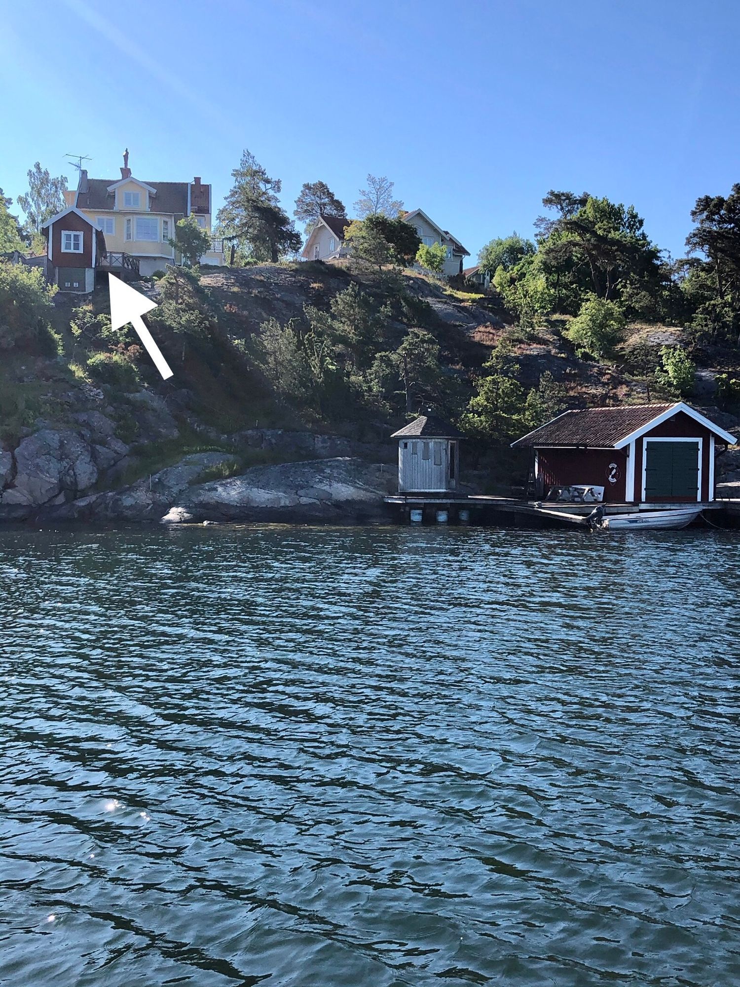 Charmig stuga på sjötomt – bild 3 av 18