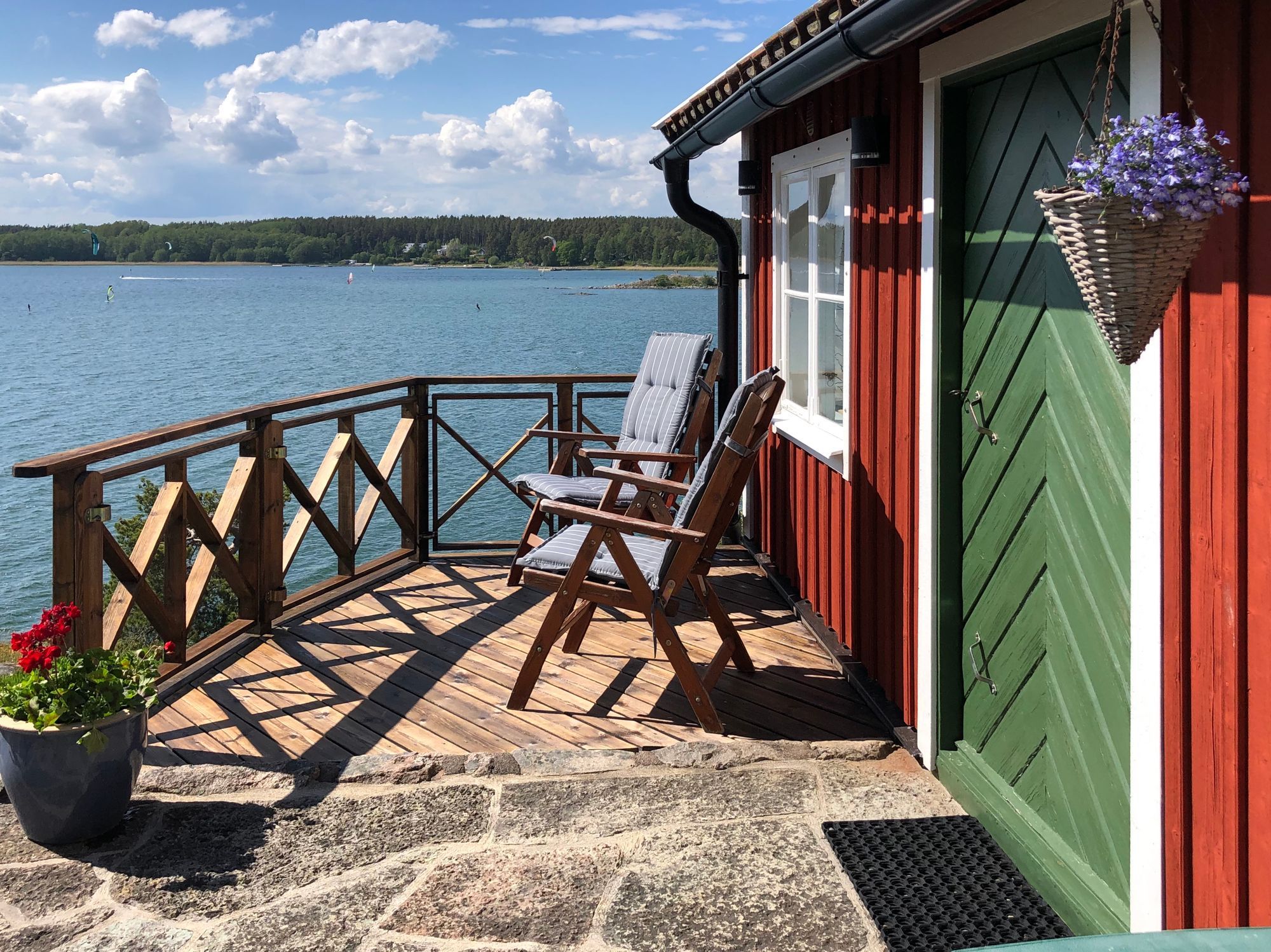 Charmig stuga på sjötomt – bild 4 av 18