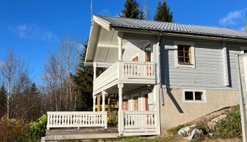 Hus med utsikt över skidbacken (4 minuter med bil)