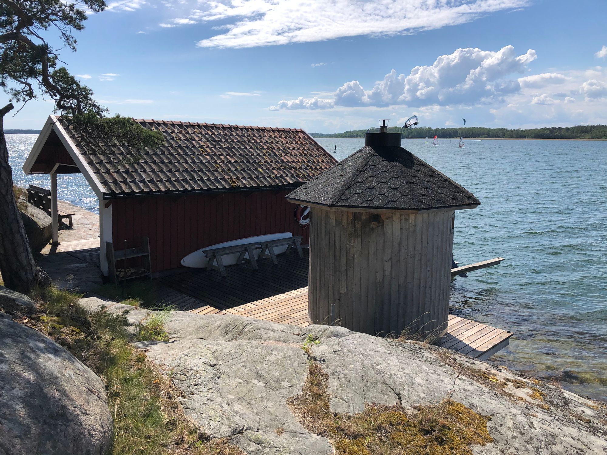 Charmig stuga på sjötomt – bild 18 av 18