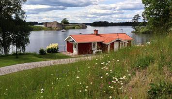 Stuga i naturskönt drömläge på Helgasjöns strand