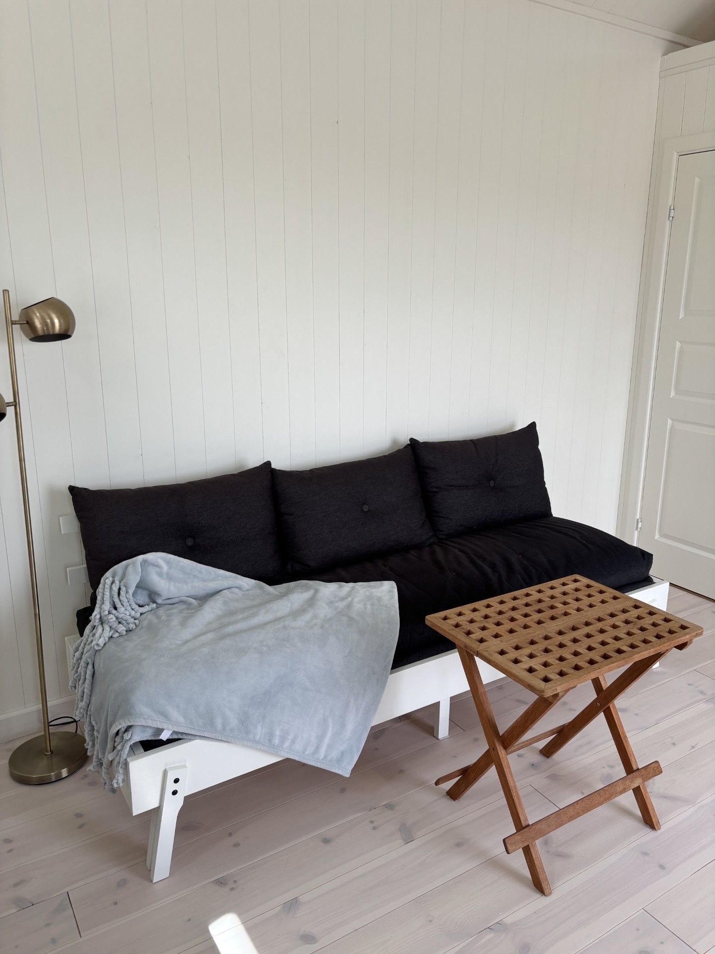 Fräsch liten stuga Härmanö Gullholmen – bild 4 av 9