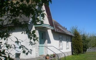 Hus nära Fårö kyrka och stranden