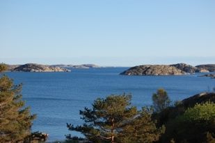 
Vom Architekten entworfene Traumlage am Meer in Bohuslän