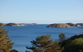 Arkitektritat drömläge vid havet i Bohuslän.