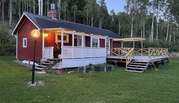 Stuga vid vattnet i Sjörgrå