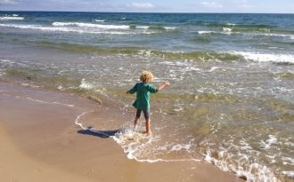 Rymlig stuga nära hav och sandstrand.