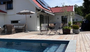 Stor villa med pool centralt nära havet