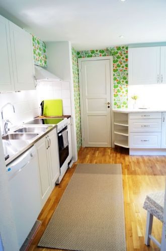 Mysig stuga i skogen – bild 2 av 8