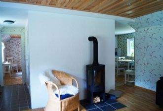 Mysig stuga i skogen – bild 4 av 8