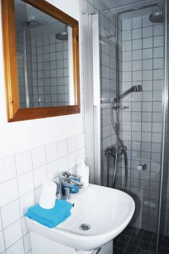 Mysig stuga i skogen – bild 5 av 8