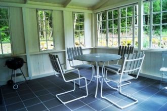 Mysig stuga i skogen – bild 7 av 8