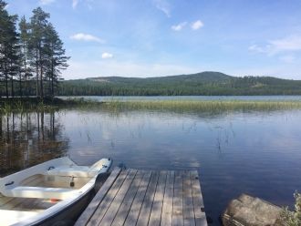 Stuga på strandtomt i Leksand- med roddbåt – bild 2 av 24