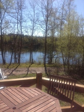 Underbart fritidshus vid idyllisk sjö – bild 2 av 13
