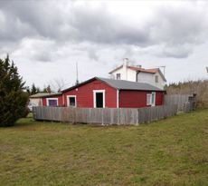 Stuga på hästgård i Hellvi