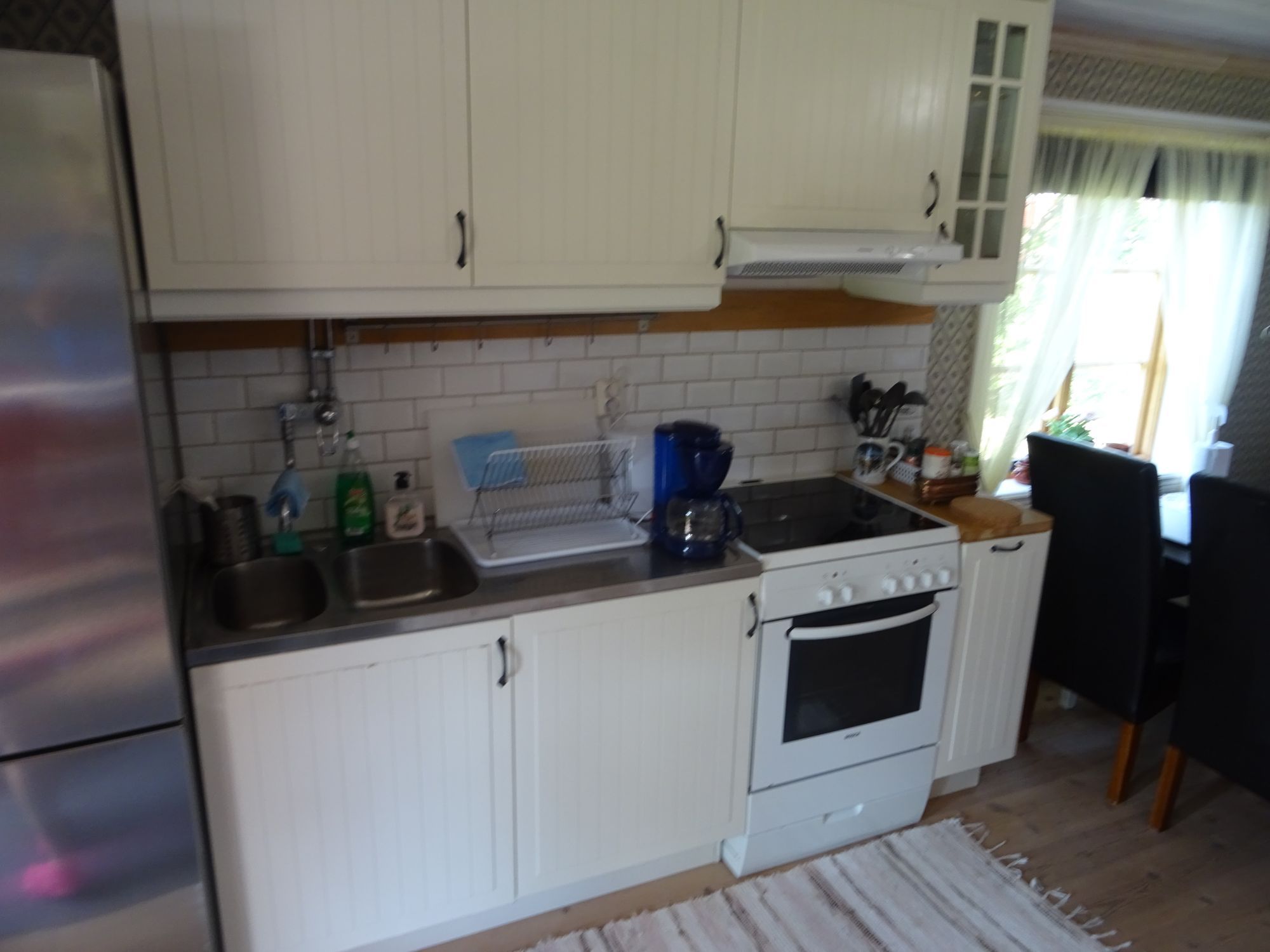 Mysig timmerstuga vid Siljans strand – bild 4 av 13