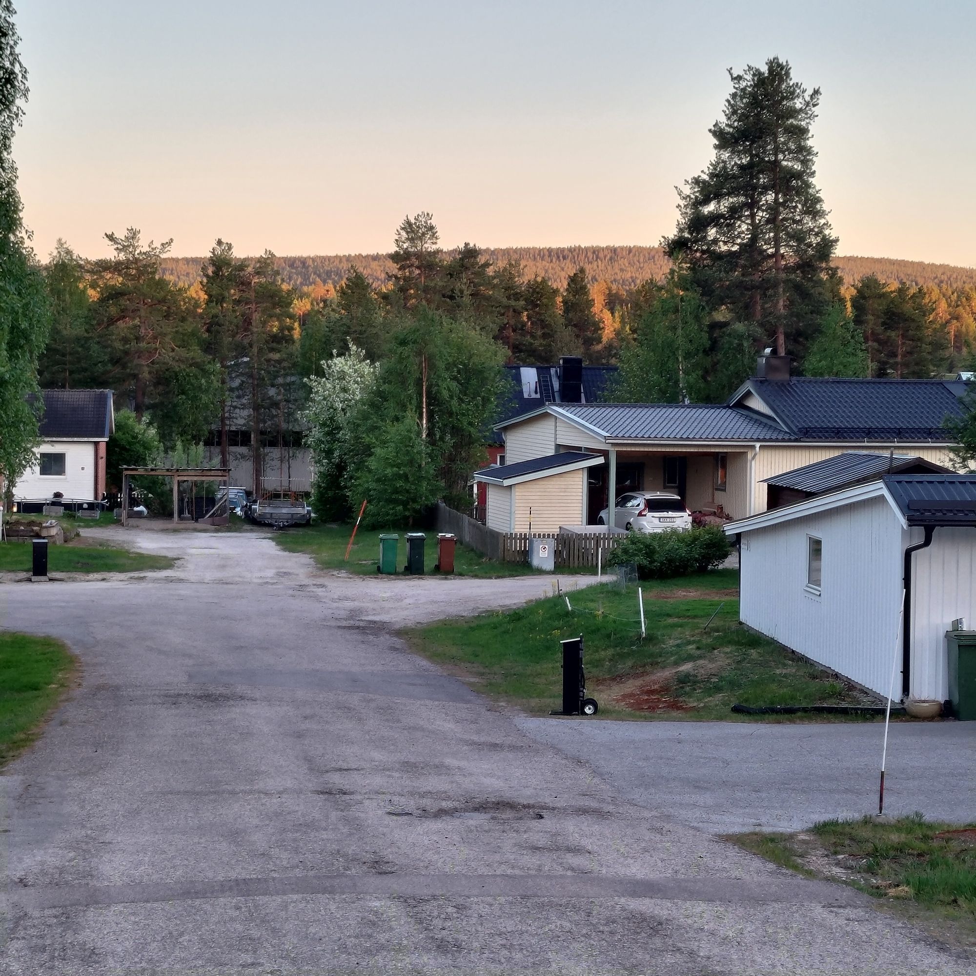 Hus i centrala Jokkmokk, med utsikt mot solnedgång – bild 18 av 20