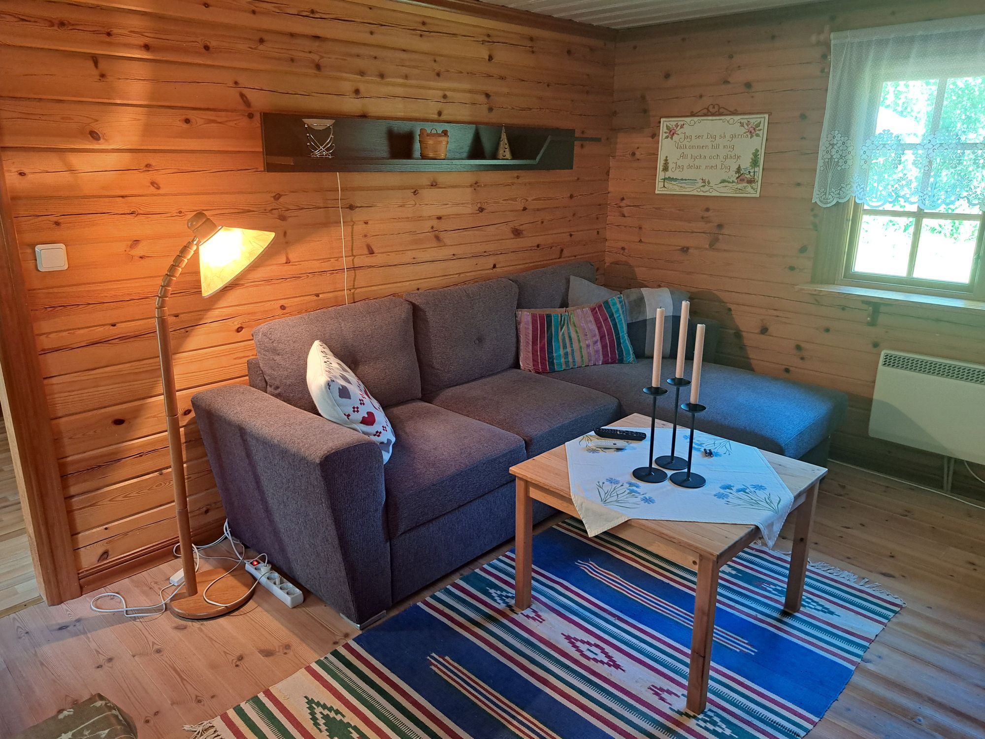 Idyllisk timmerstuga vid Vättern – bild 4 av 13