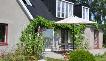 Charmigt hus med havsutsikt och växthus