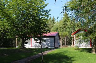 Renoviertes Haus in üppigen Waldgebiet nahe Meer,