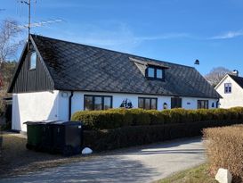 Hus i Beddingestrand med tomt ända ner till havet