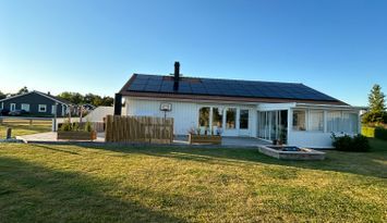 v.27 Hus strax utanför Visby, vid Kneippby