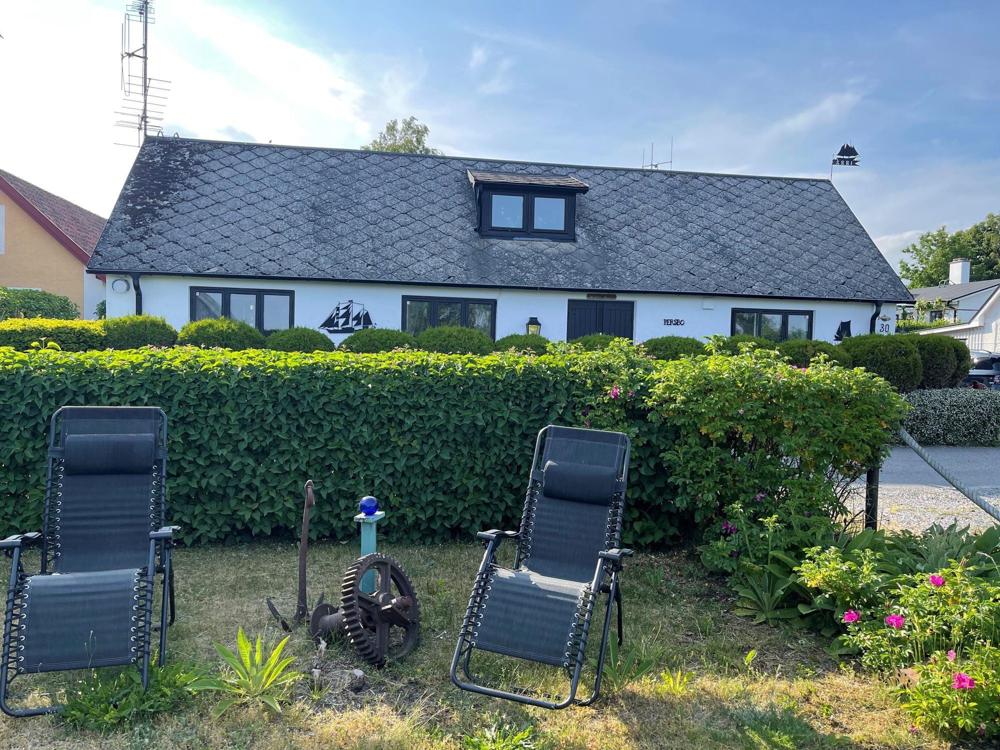 Hus i Beddingestrand med tomt ända ner till havet – bild 3 av 20