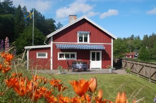 Modernt semesterboende med stor tomt nära strand