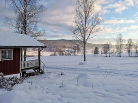 Stuga med fin utsikt, bad, fiske och skoterleder