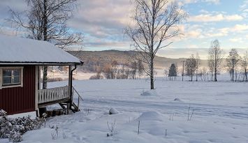 Stuga med utsikt i tyst och lugnt läge