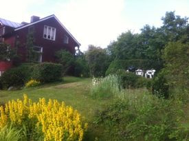 Genuint äldre hus vid den idylliska Stockbysjön