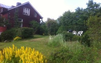 Genuint äldre hus vid den idylliska Stockbysjön