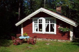 Cosy log cottage near lake Bolmen