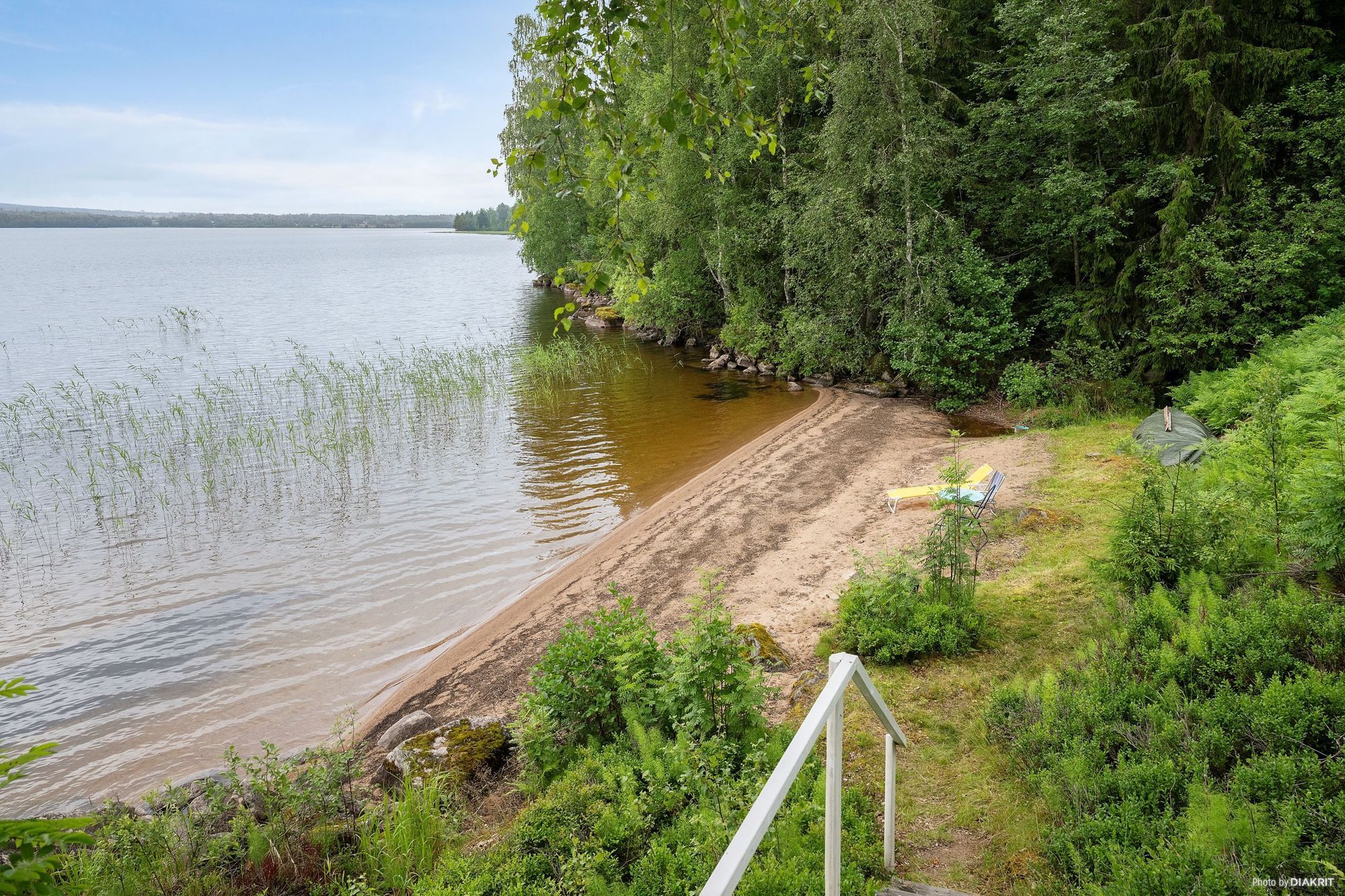 Egen sandstrand & avskildhet–stuga vid Lakenesjön – bild 3 av 14