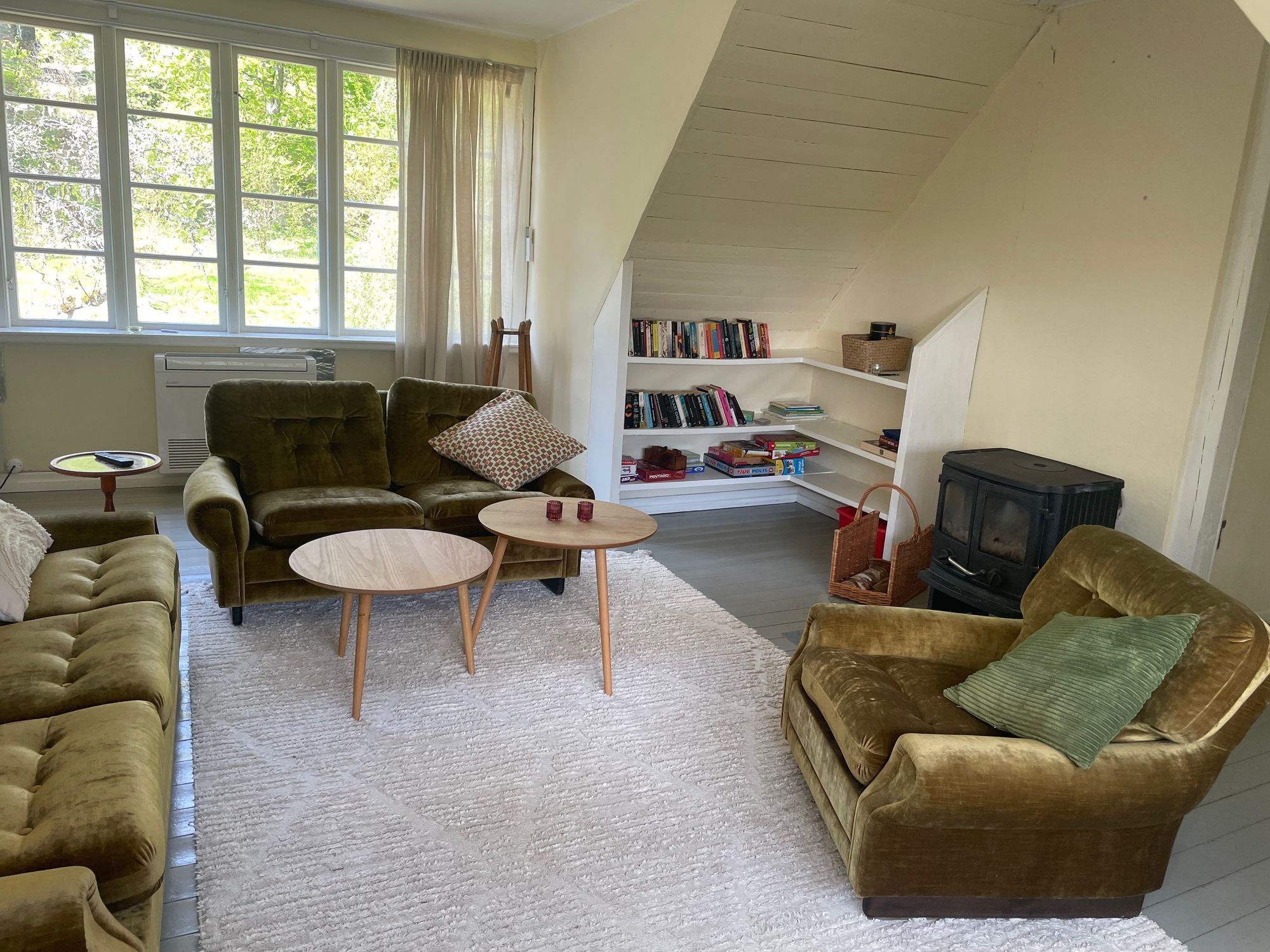 Mysig sommar hus i skogen och nära sjö – bild 11 av 21