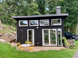 Nybyggt minihus med havsutsikt