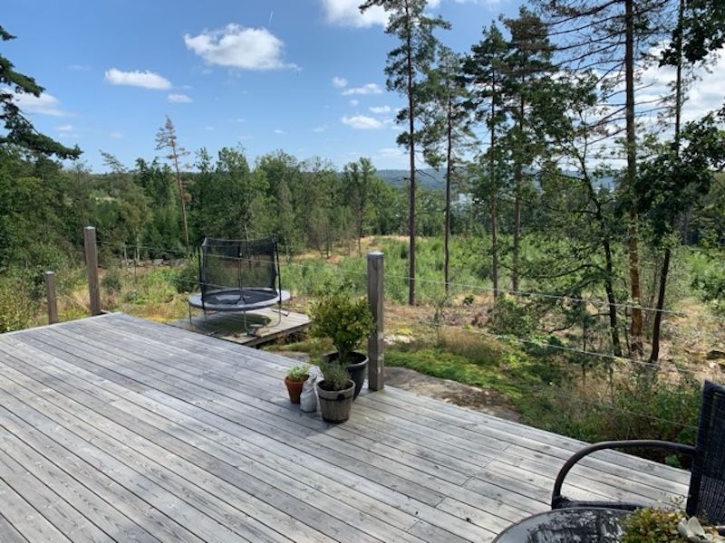 Mysig stuga med sjöutsikt, gästhus och stor altan – bild 2 av 24