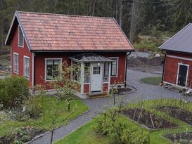 Naturnära Gäststuga på liten gård med höns