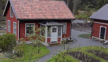 Naturnära Gäststuga på liten gård med höns