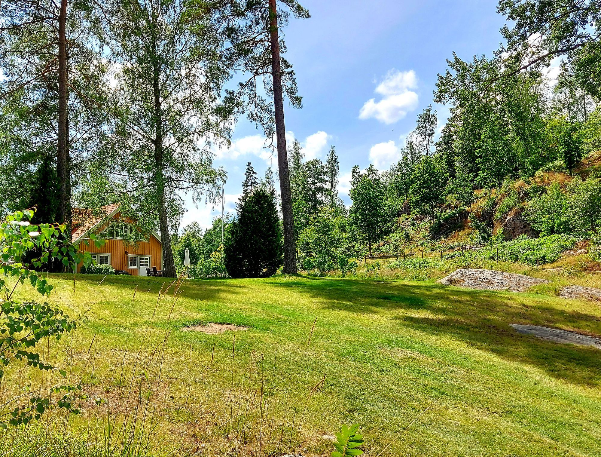 Vackert sjöläge - egen park, strand, brygga & båt – bild 3 av 19