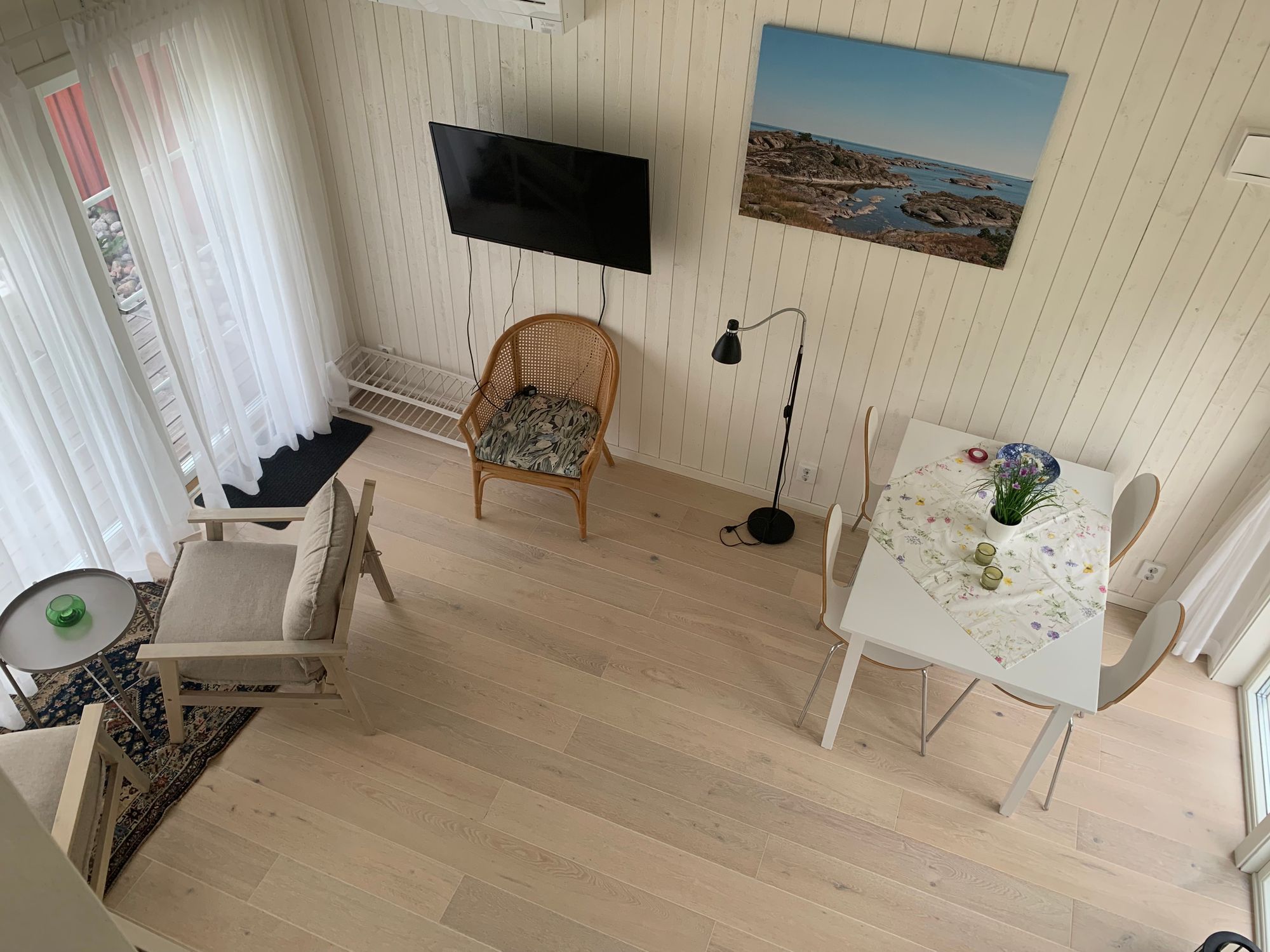 Havsnära nybyggd stuga med roddbåt. – bild 20 av 21